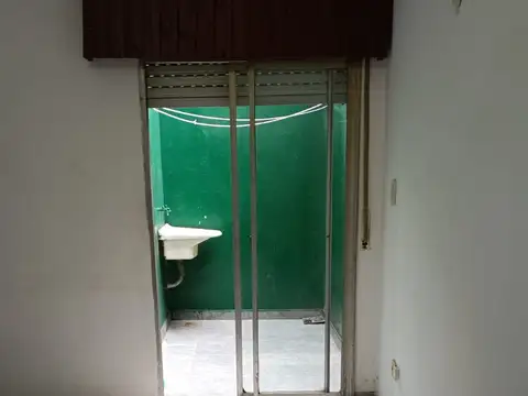 PH DE 1AMB, PLANTA BAJA, LATERAL de aprox 20Mts2,  SIN EXPENSAS con ambiente de (3x5) Y PATIO