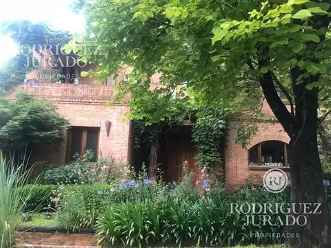 Casa 5 ambientes con 4 baños