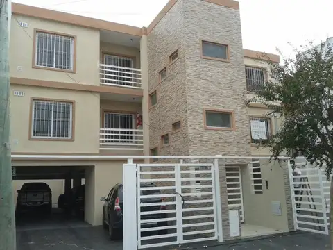 Dpto. de 2 amb. al frente