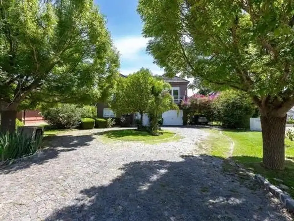 Casa en Venta - 5 dormitorios - USD 900.000
