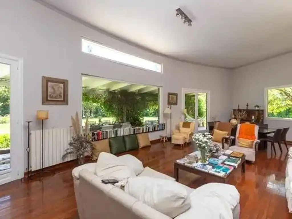 Casa en Venta en Abril Club De Campo