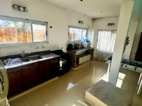 Casa 4 ambientes con 2 baños