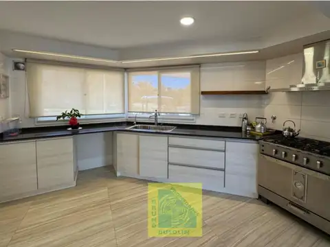 Casa 5 ambientes con 4 baños
