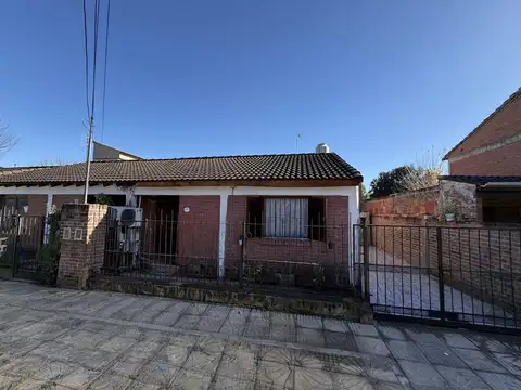 Casa 4 Ambientes Venta Hurlingham Cochera y Fondo