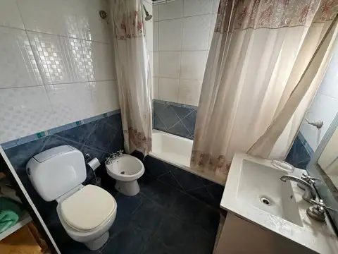 Casa 4 Ambientes Venta Hurlingham Cochera y Fondo