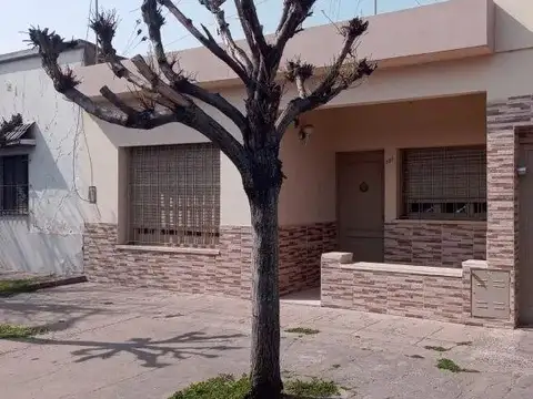 Casa en venta - 4 dormitorios 2 baños - 433mts2 - Chivilcoy