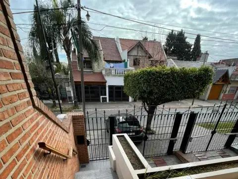 Casa 5 ambientes con 4 baños