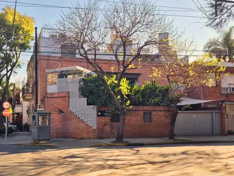 Casa en Esquina con Patio y Terraza