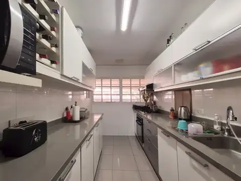 Casa en Esquina con Patio y Terraza