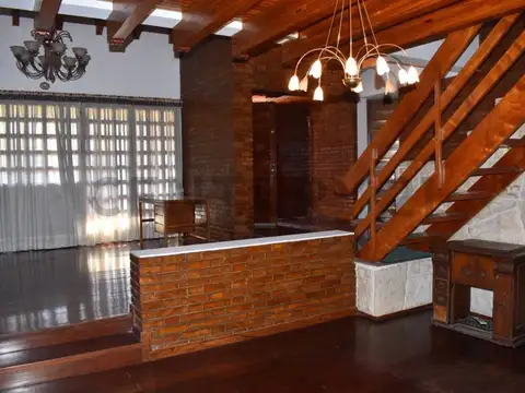 Casa 9 ambientes con 2 baños