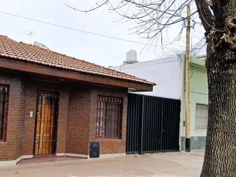 Casa 3 dormitorios, 3 baños, patio, Garage 3 autos. La PLata, Av 72 e/ 12 y 13
