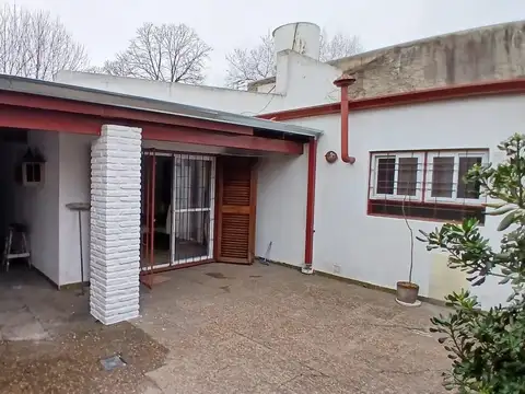 Casa 3 dormitorios, 3 baños, patio, Garage 3 autos. La PLata, Av 72 e/ 12 y 13