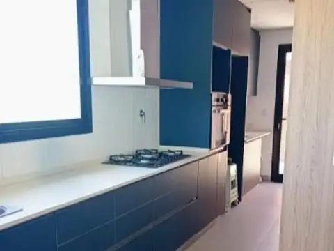 Casa 5 ambientes con 4 baños