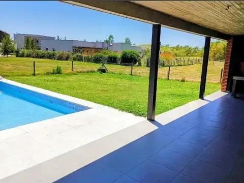 Casa en Venta con 4 cocheras