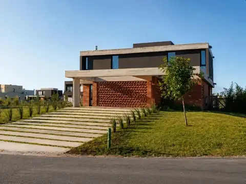 Casa 5 ambientes con 4 baños
