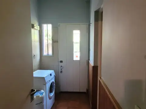 Casa 8 ambientes con 2 baños