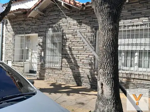 Casa en venta - 2 dormitorios 1 baño - terraza y parrilla - 110mts2 - Ramos Mejia