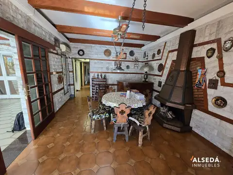 Casa en Venta con 2 cocheras