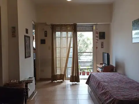 MONOAMBIENTE C/BALCON - 1ER PISO POR ESCALERA 