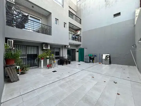 VENTA PH 4 AMB P.BAJA  PATIO Y COCHERA V. URQUIZA 