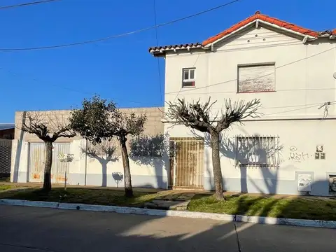 VENTA CASA 3 AMBIENTES CON PARQUE - APTO CREDITO -