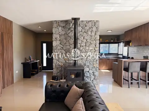 Casa 4 ambientes con 2 baños