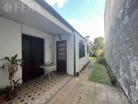 Venta de Casa 3 ambientes con jardín en Bernal