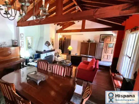 Casa 9 ambientes con 4 baños