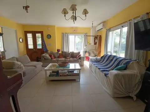 Casa en Alquiler con 2 cocheras