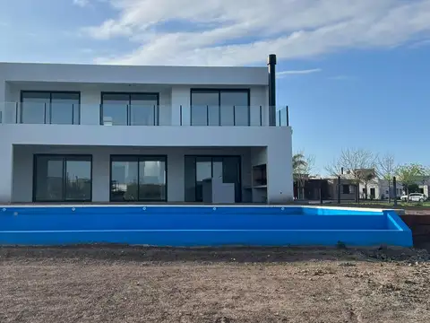 Casa en Venta con 2 cocheras