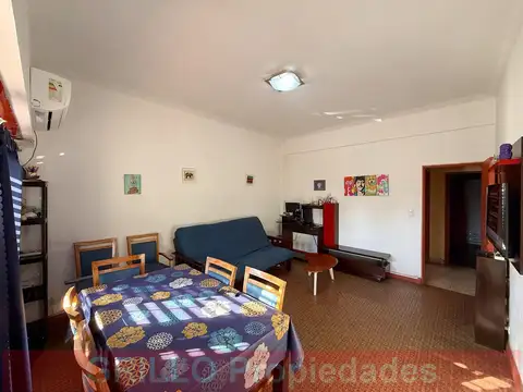 Caseros 2941. Casa en lote propio con 4 dormitorios y doble living-comedor.
