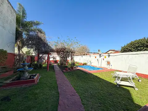 Venta Casa 3 ambientes con cochera doble y parque con quincho en Morón.