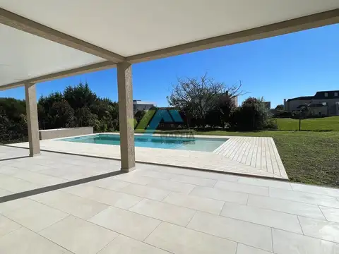 Casa en Alquiler con 5 cocheras