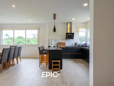 Casa en Venta con 2 cocheras