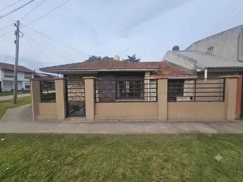 Casa en Av. Della Paolera 1100 de cuatro ambientes con garage y patio  