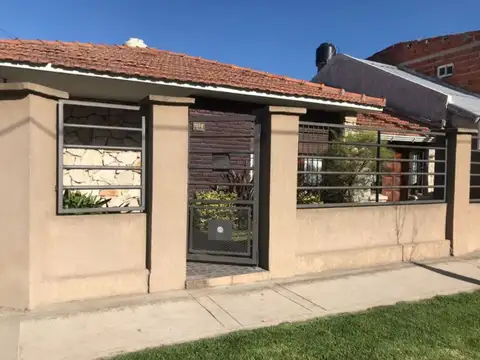 Casa en Av. Della Paolera 1100 de cuatro ambientes con garage y patio