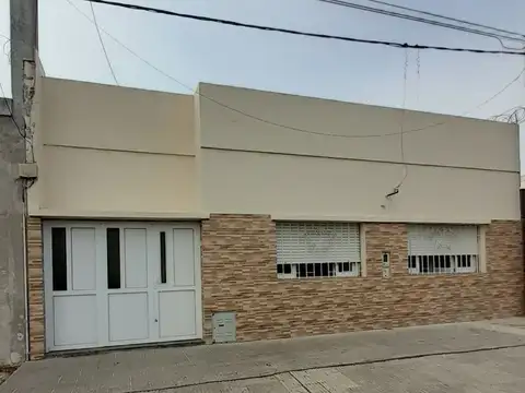 Casa zona norte, Arroyito, 3 dormitorios, patio, asador, cochera, excelente estado