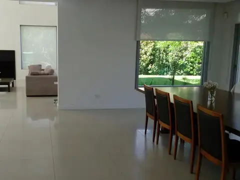 Impecable propiedad estilo racionalista en barrio privado –