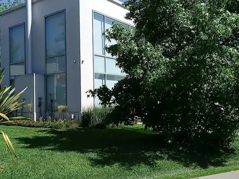 Impecable propiedad estilo racionalista en barrio privado –