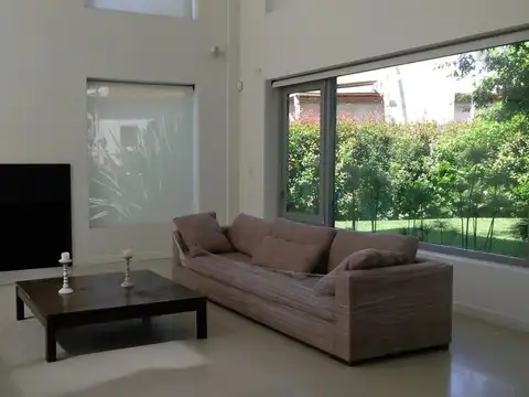 Impecable propiedad estilo racionalista en barrio privado –