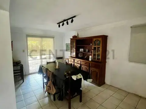 461 18 y 18 bis VENTA DE GRAN CASA EN CITY BELL, 3 DORMIS, AMPLIO PARQUE, PILETA, QUINCHO