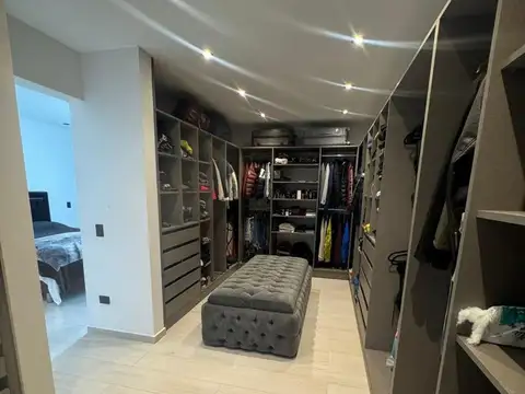 Casa en Alquiler con 4 cocheras