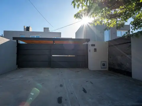 Casa en Venta con 2 cocheras