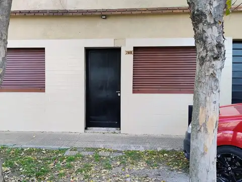 Amplia casa al frente en PH con dos garajes