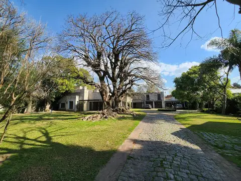 Terreno en  Venta de 735 m2 en Lomas de San Isidro, ubicado en Barrio Privado de 3 Lotes