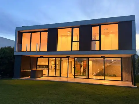 Casa en Venta con 4 cocheras