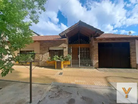 Casa en venta - 4 Dormitorios 3 Baños - Godoy Cruz
