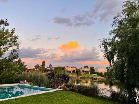 Casa 8 ambientes con 3 baños