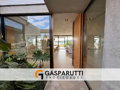 Casa 6 ambientes con 5 baños