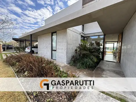 Casa en Venta con 4 cocheras